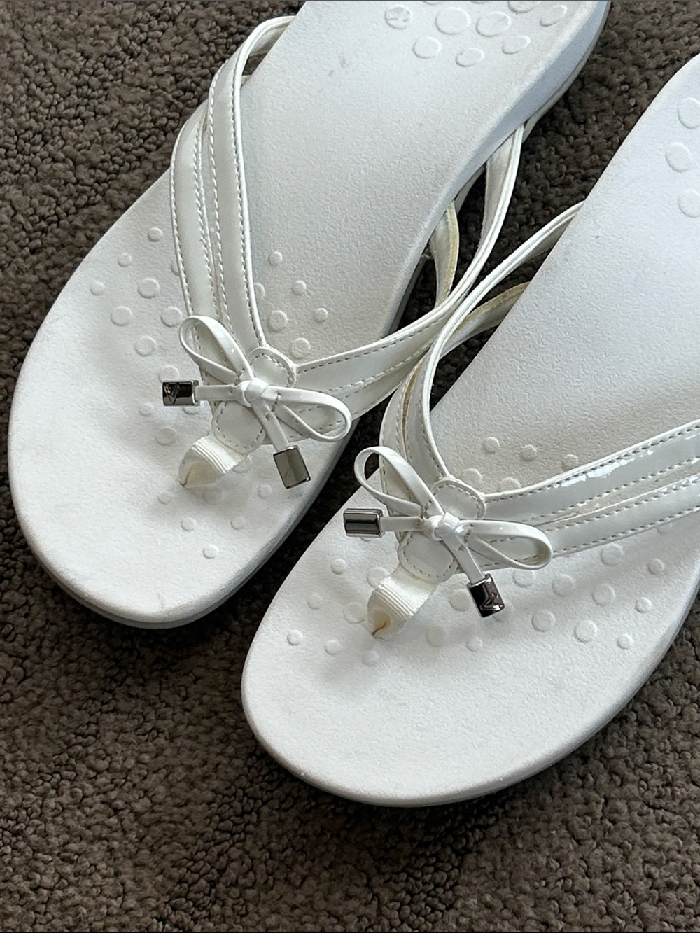 Vionic Bella X Bow Sandals White Patent Leather Size 7 EUC - Picture 2 of 5